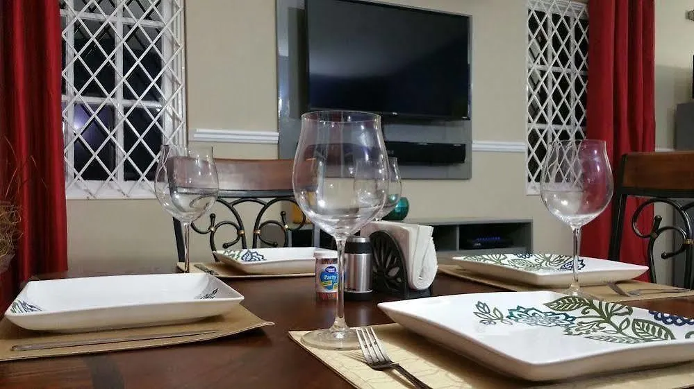 Casa Pinto Guest Apartment 킹스톤